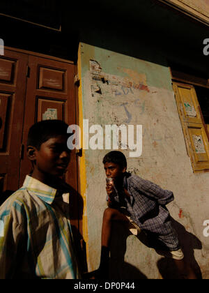 Mar 31, 2006; di Chennai, nello Stato del Tamil Nadu, India; Yound Indian boys appendere fuori a Mylapore. Credito: Foto di Daniel Wilkinson/Daniel Wilkinson. (©) Copyright 2006 da Daniel Wilkinson Foto Stock