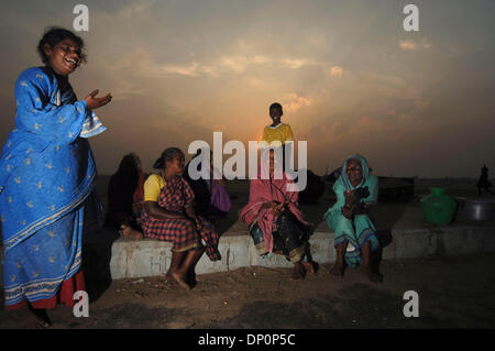 Mar 31, 2006; di Chennai, nello Stato del Tamil Nadu, India; donne raccolta durante il tramonto. Credito: Foto di Daniel Wilkinson/Daniel Wilkinson. (©) Copyright 2006 da Daniel Wilkinson Foto Stock