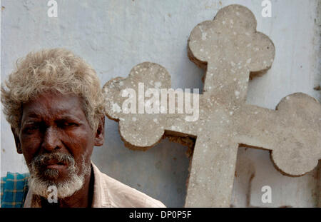 Mar 31, 2006; di Chennai, nello Stato del Tamil Nadu, India; uomo e si siede di fronte a un oggetto contrassegnato per la rimozione definitiva. Credito: Foto di Daniel Wilkinson/Daniel Wilkinson. (©) Copyright 2006 da Daniel Wilkinson Foto Stock