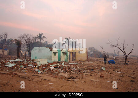 Mar 31, 2006; di Chennai, nello Stato del Tamil Nadu, in India; un anno dopo lo tsunami interessa ancora la linea costiera. Credito: Foto di Daniel Wilkinson/Daniel Wilkinson. (©) Copyright 2006 da Daniel Wilkinson Foto Stock