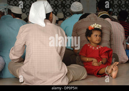 Mar 31, 2006; di Chennai, nello Stato del Tamil Nadu, India; giovane ragazzina musulmana al migliaio di luce moschea. Credito: Foto di Daniel Wilkinson/Daniel Wilkinson. (©) Copyright 2006 da Daniel Wilkinson Foto Stock