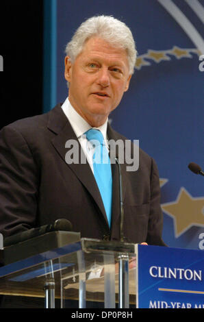 Mar 31, 2006; Manhattan, New York, Stati Uniti d'America; Ex presidente Bill Clinton, uniti da parte di imprese e i leader del mondo, annuncia i dettagli del 2006 Clinton Global Initiative (CGI) e fornisce un aggiornamento su 2005 impegni in un incontro presso il Jazz su Lincoln Center. L'ex Presidente Clinton sarà affiancato dal mondo e business leader in questo mese di Settembre per discutere l'alleviamento della povertà, religiosi Foto Stock