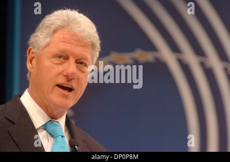 Mar 31, 2006; Manhattan, New York, Stati Uniti d'America; Ex presidente Bill Clinton, uniti da parte di imprese e i leader del mondo, annuncia i dettagli del 2006 Clinton Global Initiative (CGI) e fornisce un aggiornamento su 2005 impegni in un incontro presso il Jazz su Lincoln Center. L'ex Presidente Clinton sarà affiancato dal mondo e business leader in questo mese di Settembre per discutere l'alleviamento della povertà, religiosi Foto Stock