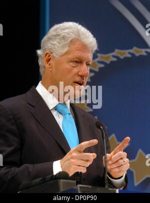 Mar 31, 2006; Manhattan, New York, Stati Uniti d'America; Ex presidente Bill Clinton, uniti da parte di imprese e i leader del mondo, annuncia i dettagli del 2006 Clinton Global Initiative (CGI) e fornisce un aggiornamento su 2005 impegni in un incontro presso il Jazz su Lincoln Center. L'ex Presidente Clinton sarà affiancato dal mondo e business leader in questo mese di Settembre per discutere l'alleviamento della povertà, religiosi Foto Stock