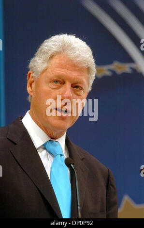 Mar 31, 2006; Manhattan, New York, Stati Uniti d'America; Ex presidente Bill Clinton, uniti da parte di imprese e i leader del mondo, annuncia i dettagli del 2006 Clinton Global Initiative (CGI) e fornisce un aggiornamento su 2005 impegni in un incontro presso il Jazz su Lincoln Center. L'ex Presidente Clinton sarà affiancato dal mondo e business leader in questo mese di Settembre per discutere l'alleviamento della povertà, religiosi Foto Stock