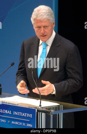 Mar 31, 2006; Manhattan, New York, Stati Uniti d'America; Ex presidente Bill Clinton, uniti da parte di imprese e i leader del mondo, annuncia i dettagli del 2006 Clinton Global Initiative (CGI) e fornisce un aggiornamento su 2005 impegni in un incontro presso il Jazz su Lincoln Center. L'ex Presidente Clinton sarà affiancato dal mondo e business leader in questo mese di Settembre per discutere l'alleviamento della povertà, religiosi Foto Stock