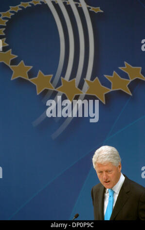 Mar 31, 2006; Manhattan, New York, Stati Uniti d'America; Ex presidente Bill Clinton, uniti da parte di imprese e i leader del mondo, annuncia i dettagli del 2006 Clinton Global Initiative (CGI) e fornisce un aggiornamento su 2005 impegni in un incontro presso il Jazz su Lincoln Center. L'ex Presidente Clinton sarà affiancato dal mondo e business leader in questo mese di Settembre per discutere l'alleviamento della povertà, religiosi Foto Stock