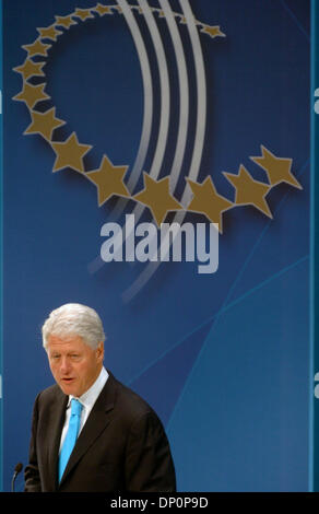 Mar 31, 2006; Manhattan, New York, Stati Uniti d'America; Ex presidente Bill Clinton, uniti da parte di imprese e i leader del mondo, annuncia i dettagli del 2006 Clinton Global Initiative (CGI) e fornisce un aggiornamento su 2005 impegni in un incontro presso il Jazz su Lincoln Center. L'ex Presidente Clinton sarà affiancato dal mondo e business leader in questo mese di Settembre per discutere l'alleviamento della povertà, religiosi Foto Stock