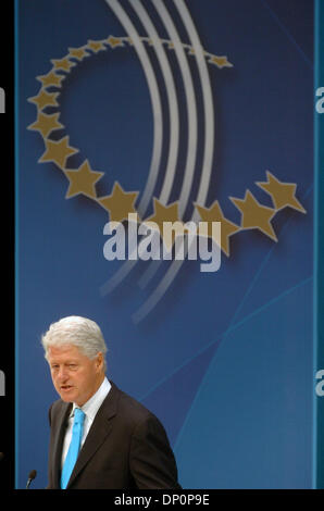 Mar 31, 2006; Manhattan, New York, Stati Uniti d'America; Ex presidente Bill Clinton, uniti da parte di imprese e i leader del mondo, annuncia i dettagli del 2006 Clinton Global Initiative (CGI) e fornisce un aggiornamento su 2005 impegni in un incontro presso il Jazz su Lincoln Center. L'ex Presidente Clinton sarà affiancato dal mondo e business leader in questo mese di Settembre per discutere l'alleviamento della povertà, religiosi Foto Stock