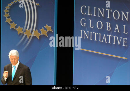 Mar 31, 2006; Manhattan, New York, Stati Uniti d'America; Ex presidente Bill Clinton, uniti da parte di imprese e i leader del mondo, annuncia i dettagli del 2006 Clinton Global Initiative (CGI) e fornisce un aggiornamento su 2005 impegni in un incontro presso il Jazz su Lincoln Center. L'ex Presidente Clinton sarà affiancato dal mondo e business leader in questo mese di Settembre per discutere l'alleviamento della povertà, religiosi Foto Stock