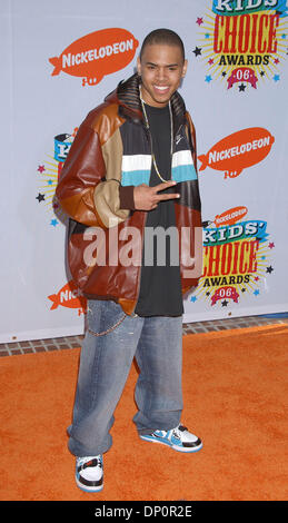 Apr 01, 2006; Los Angeles, CA, Stati Uniti d'America; Chris Brown al XIX annuale di Kid's Choice Awards 2006 tenutosi presso il Padiglione Pauley sull'UCLA Campus. Credito: Foto di Paul Fenton/KPA/ZUMA premere. (©) Copyright 2006 by Paolo Fenton Foto Stock