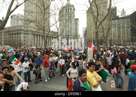 Apr 01, 2006; New York, NY, STATI UNITI D'AMERICA; decine di migliaia di immigrati e sostenitori marzo attraverso il Ponte di Brooklyn per un rally al di fuori della costruzione federale in Lower Manhattan come essi dimostrano contro una possibile riforma dell immigrazione in congresso. La legislazione, HR 4437], introdotto da membri del Congresso americano James Sensenbrenner del Wisconsin e Pietro re di New York, sarebbe criminalizzare qualsiasi singola Foto Stock