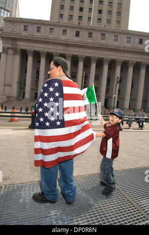 Apr 01, 2006; New York, NY, STATI UNITI D'AMERICA; decine di migliaia di immigrati e sostenitori marzo attraverso il Ponte di Brooklyn per un rally al di fuori della costruzione federale in Lower Manhattan come essi dimostrano contro una possibile riforma dell immigrazione in congresso. La legislazione, HR 4437], introdotto da membri del Congresso americano James Sensenbrenner del Wisconsin e Pietro re di New York, sarebbe criminalizzare qualsiasi singola Foto Stock