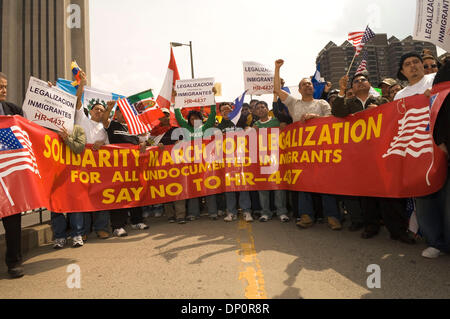 Apr 01, 2006; New York, NY, STATI UNITI D'AMERICA; decine di migliaia di immigrati e sostenitori marzo attraverso il Ponte di Brooklyn per un rally al di fuori della costruzione federale in Lower Manhattan come essi dimostrano contro una possibile riforma dell immigrazione in congresso. La legislazione, HR 4437], introdotto da membri del Congresso americano James Sensenbrenner del Wisconsin e Pietro re di New York, sarebbe criminalizzare qualsiasi singola Foto Stock