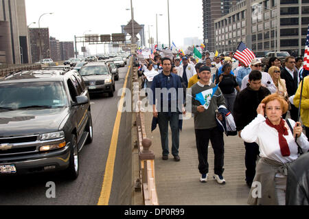 Apr 01, 2006; New York, NY, STATI UNITI D'AMERICA; decine di migliaia di immigrati e sostenitori marzo attraverso il Ponte di Brooklyn per un rally al di fuori della costruzione federale in Lower Manhattan come essi dimostrano contro una possibile riforma dell immigrazione in congresso. La legislazione, HR 4437], introdotto da membri del Congresso americano James Sensenbrenner del Wisconsin e Pietro re di New York, sarebbe criminalizzare qualsiasi singola Foto Stock