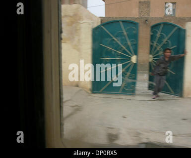 Apr 01, 2006; Bayji, Saluhidin, Iraq; un iracheno sembra a noi comuni di pattuglia irachena attraverso Bayji, Iraq, su Aprile 1, 2006. Credito: Foto di Bill Putnam/ZUMA premere. (©) Copyright 2006 da Bill Putnam Foto Stock