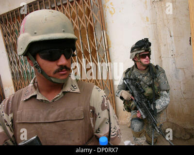 Apr 01, 2006; Bayji, Saluhidin, Iraq; un junedi e SPC. NICHOLAS ROGERS, un fante da Abu Co, 1° della 187th Reggimento di Fanteria, su una pattuglia attraverso Bayji su Aprile 1, 2006. Credito: Foto di Bill Putnam/ZUMA premere. (©) Copyright 2006 da Bill Putnam Foto Stock