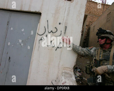 Apr 01, 2006; Bayji, Saluhidin, IRAQ; Sgt. 1. Classe TIM SHULER, ricorda graffiti che dice "Evviva Saddam" durante una pattuglia attraverso Bayji, Iraq, su Aprile 1, 2006. Credito: Foto di Bill Putnam/ZUMA premere. (?) Copyright 2006 da Bill Putnam Foto Stock