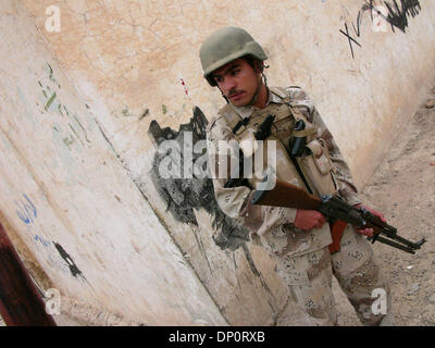 Apr 01, 2006; Bayji, Saluhidin, Iraq; un junedi dal 1 Co 4 del 2° Brigata, 4 IA Divisione, durante una pattuglia attraverso Bayji, Iraq, su Aprile 1, 2006. Credito: Foto di Bill Putnam/ZUMA premere. (©) Copyright 2006 da Bill Putnam Foto Stock