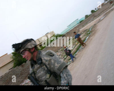 Apr 01, 2006; Bayji, Saluhidin, IRAQ; ragazzi iracheno folllow Sgt. JASON MILANOWSKI, un leader di squadra in Abu Co., prima della 187th fanteria, durante una pattuglia attraverso Bayji, Iraq, su Aprile 1, 2006. Credito: Foto di Bill Putnam/ZUMA premere. (©) Copyright 2006 da Bill Putnam Foto Stock