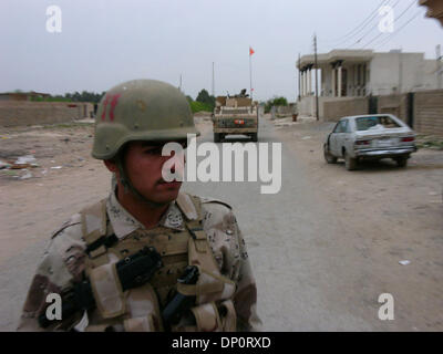 Apr 01, 2006; Bayji, Saluhidin, Iraq; un junedi dal 1 Co 4 del 2° Brigata, 4 IA Divisione, durante una pattuglia attraverso Bayji, Iraq, su Aprile 1, 2006. Credito: Foto di Bill Putnam/ZUMA premere. (©) Copyright 2006 da Bill Putnam Foto Stock