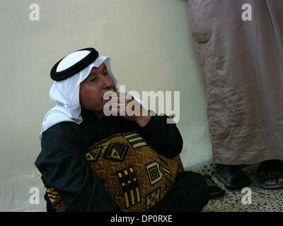 Apr 01, 2006; Bayji, Saluhidin, Iraq; un locale Sheikh colloqui durante una visita alla sua casa da fante da Abu Co., prima della 187th fanteria, su Aprile 1, 2006. Credito: Foto di Bill Putnam/ZUMA premere. (©) Copyright 2006 da Bill Putnam Foto Stock