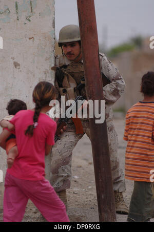 Apr 01, 2006; Bayji, Saluhidin, Iraq; un junedi dal 1 Co 4 del 2° Brigata, 4 IA Divisione, orologi pass bambini da lui durante una pattuglia attraverso Bayji, Iraq, su Aprile 1, 2006. Credito: Foto di Bill Putnam/ZUMA premere. (©) Copyright 2006 da Bill Putnam Foto Stock