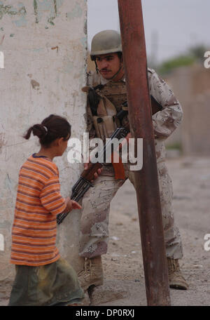 Apr 01, 2006; Bayji, Saluhidin, Iraq; un junedi dal 1 Co 4 del 2° Brigata, 4 IA Divisione, orologi una ragazza passare da lui durante una pattuglia attraverso Bayji, Iraq, su Aprile 1, 2006. Credito: Foto di Bill Putnam/ZUMA premere. (©) Copyright 2006 da Bill Putnam Foto Stock