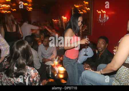 Apr 01, 2006; New York, NY, STATI UNITI D'AMERICA; Scottie Pippen (R) al Boudoir bar e nightclub di Chelsea. Credito: Foto di Aviv piccole/ZUMA premere. (©) Copyright 2006 by Aviv piccola Foto Stock