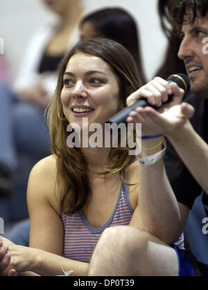 Apr 02, 2006; Wilmington, NC, Stati Uniti d'America; attrice e cantante Michelle Featherstone e Mostra creatore MARK SCHWAHN al terzo annuale 'One Tree Hill' Celebrity Gioco di basket che ha avuto luogo presso il centro di Schwartz sul campus di Cape Fear Community College su Aprile 2, 2006. Tutti i proventi saranno devoluti al Wilmington Family YMCA, Famiglia servizi programma Grande Fratello e il Museu per bambini Foto Stock