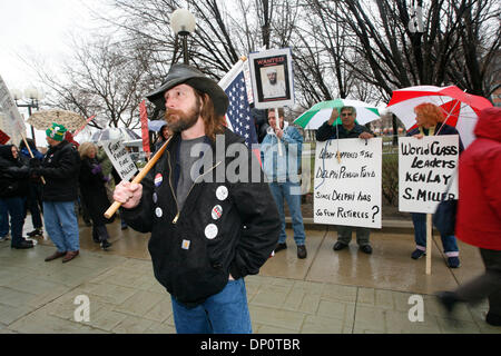 Apr 03, 2006; Detroit, MI, Stati Uniti d'America; Dennis Deeling, UAW stati con 29 anni di anzianità al Delphi Est Impianto di fabbricazione di Flint, Michigan, stavano in piedi con gli altri a Detroit. Deeling ha detto che non può ritirarsi perché egli ha bisogno per aiutare a sostenere un due-anno-vecchio nipote che ha il cancro. I manifestanti, compresi i membri di soldati di solidarietà (SOS), un gruppo di membri dell'Unione contrari alle concessioni, Foto Stock