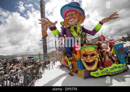 Pasto (Colombia). Il 6 gennaio, 2014. Un galleggiante partecipa al "Grande sfilata Magno' nella città di Pasto, Colombia, il 6 gennaio 2014. Emblematica galleggianti sono presentati nella "Grande sfilata Magno' termina il Carnevale dei bianchi e dei neri, una delle principali celebrazioni della Colombia, dichiarato come patrimonio culturale immateriale dell'Umanità da parte del comitato delle Nazioni Unite per l'Educazione, la scienza e la Cultura (UNESCO) nel 2009. Credito: Jhon Paz/Xinhua/Alamy Live News Foto Stock