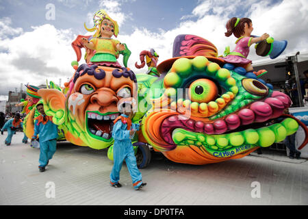 Pasto (Colombia). Il 6 gennaio, 2014. Un galleggiante partecipa al "Grande sfilata Magno' nella città di Pasto, Colombia, il 6 gennaio 2014. Emblematica galleggianti sono presentati nella "Grande sfilata Magno' termina il Carnevale dei bianchi e dei neri, una delle principali celebrazioni della Colombia, dichiarato come patrimonio culturale immateriale dell'Umanità da parte del comitato delle Nazioni Unite per l'Educazione, la scienza e la Cultura (UNESCO) nel 2009. Credito: Jhon Paz/Xinhua/Alamy Live News Foto Stock