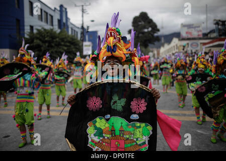 Pasto (Colombia). Il 6 gennaio, 2014. Un artista partecipa al "Grande sfilata Magno' nella città di Pasto, Colombia, il 6 gennaio 2014. Emblematica galleggianti sono presentati nella "Grande sfilata Magno' termina il Carnevale dei bianchi e dei neri, una delle principali celebrazioni della Colombia, dichiarato come patrimonio culturale immateriale dell'Umanità da parte del comitato delle Nazioni Unite per l'Educazione, la scienza e la Cultura (UNESCO) nel 2009. Credito: Jhon Paz/Xinhua/Alamy Live News Foto Stock