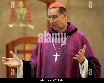 Apr 03, 2006; Los Angeles, CA, Stati Uniti d'America; il Cardinale Roger Mahony benedice le rose bianche per commemorare il compianto Papa Giovanni Paolo II, durante una messa speciale che segna il primo anniversario del compianto Pontefice nella sua morte in aprile 3, 2006 a Los Angeles, CA. Papa Giovanni Paolo II è morto il 2 aprile 2005. Credito: foto di Armando Arorizo/ZUMA premere. (©) Copyright 2006 by Armando Arorizo Foto Stock