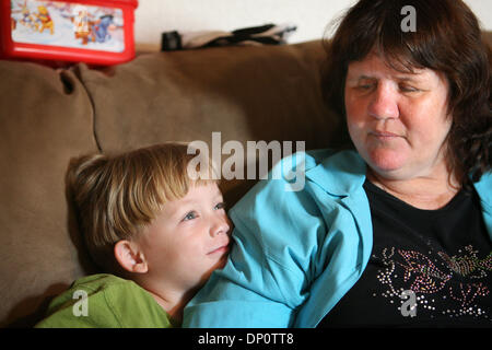 Apr 03, 2006; West Palm Beach, FL, Stati Uniti d'America; Carolyn Lapp visite con suo nipote, Aaron Viles a casa il 3 aprile 2006. Credito: Foto da J. Gwendolynne Berry/Palm Beach post/ZUMA premere. (©) Copyright 2006 da Palm Beach post Foto Stock