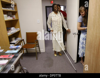 Apr 03, 2006; West Palm Beach, FL, Stati Uniti d'America; Studente Drucilla Whitaker, centro, urti in volontario istruttore, Shannon Thomas, destra, chi era organizzare le caselle nell'armadio in Florida Centro di Outreach per Ciechi di West Palm Beach il 3 aprile 2006. Alle spalle di Whitaker è istruttore di volontariato, Rick Troiano. Credito: Foto da J. Gwendolynne Berry/Palm Beach post/ZUMA premere. Foto Stock