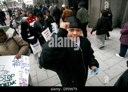 Apr 04, 2006; Detroit, MI, Stati Uniti d'America; i volontari passano una petizione a firmare per quanto riguarda un tentativo di limitare l'azione affermativa in Michigan mentre Detroit Federazione degli insegnanti membri del sindacato protestare contro la concessione di solleva ai committenti dopo gli insegnanti hanno dovuto rinunciare a giorni lavorati e pagare nell'ultimo contratto negoziato con il distretto scolastico. Credito: Foto di George Waldman/ZUMA Pr Foto Stock