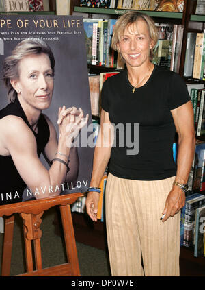 Apr 04, 2006; New York, NY, STATI UNITI D'AMERICA; La tennista Martina Navratilova promuove il suo nuovo libro "La forma della vostra vita" tenutasi presso Barnes and Noble Fifth Avenue. Credito: Foto di Nancy Kaszerman/ZUMA premere. (©) Copyright 2006 by Nancy Kaszerman Foto Stock