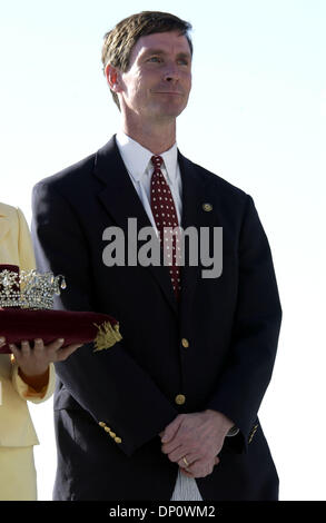 Apr 05, 2006; Wilmington, NC, Stati Uniti d'America; Wilmington North Carolina sindaco SPENCE BROADHURST parla alle cerimonie di apertura della cinquantanovesima annuale di North Carolina Azalea Festival che ha luogo nel centro di Wilmington a Alton Lennon costruzione federale. La cinquantanovesima annuale di North Carolina Azalea Festival si terrà dal 5 al 9 Aprile, 2006 in la maggiore area di Wilmington. Il Festival è una celebrazione Foto Stock