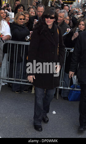 Apr 05, 2006; New York, NY, STATI UNITI D'AMERICA; Julia Roberts lascia il teatro dopo una prestazione di 'tre giorni di pioggia" . Credito: Foto di Dan Herrick/ZUMA KPA. (©) Copyright 2006 by Dan Herrick Foto Stock