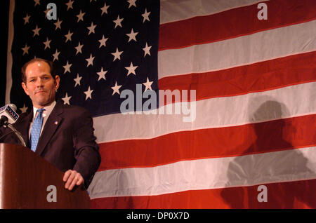 Apr 06, 2006; Manhattan, New York, Stati Uniti d'America; New York Attorney General e speranza democratica per il governatore di New York Eliot Spitzer, parla come egli è celebrata la "Donne per Spitzer' colazione al Grand Hyatt Hotel. Spitzer ha ricevuto un avallo da attrice Blythe Danner Paltrow come diverse centinaia di New York la più potente delle donne si rivelò a sostegno della sua candidatura per governare Foto Stock