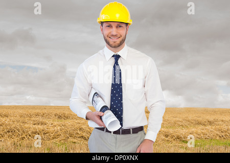 Immagine composita di allegro giovane architetto in posa Foto Stock