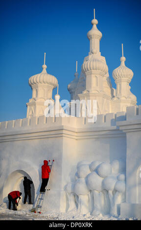 Changchun, la Cina della provincia di Jilin. Il 6 gennaio, 2014. I lavoratori creano una scultura di neve a Nanhu Park di Changchun, capitale del nord-est della Cina di provincia di Jilin, Gennaio 6, 2013. Credito: Xu Chang/Xinhua/Alamy Live News Foto Stock