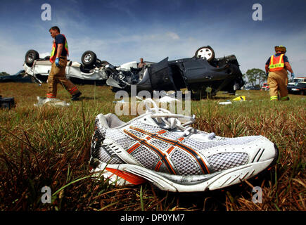 Apr 08, 2006; Palm City, FL, Stati Uniti d'America; oggetti personali e separati di componenti auto disseminato di laici in mediana della Interstate 95 Northbound sabato come Martin contea fuoco Salvataggio e Florida Highway Patrol ufficiali tendono ad un 2 rollover auto incidente nei pressi della città di Palma. Entrambi i pazienti sono stati trasferito in aereo in condizioni critiche di St. Mary's Medical Center di West Palm Beach. Secondo la Florida H Foto Stock