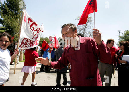 Apr 09, 2006; Oxnard, CA, Stati Uniti d'America; San Antonio nativo di Arturo Rodriguez, Presidente del Regno i lavoratori agricoli e succesor a Cesar Chavez, saluta dimostranti in corrispondenza del Sol Park a conclusione dell'Unione organizzata marzo attraverso la colonia in Oxnard, CA domenica 9 aprile 2006. Credito: Foto di Lisa Krantz/San Antonio Express-News/ZUMA premere. (©) Copyright 2006 da San Antonio E Foto Stock