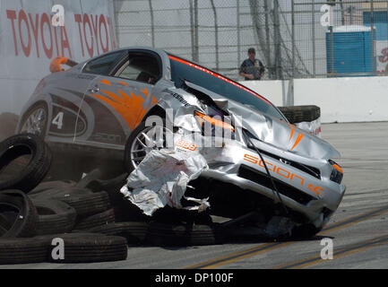 Apr 09, 2006; Long Beach, CA, Stati Uniti d'America; MOTORSPORTS: TOM RUDNAI si scontra con i pneumatici a sua volta # 1 durante la Toyota Pro/Celebrity gara durante la lunga spiaggia Grand Prix. Credito: Foto di David Acque/ZUMA premere. (©) Copyright 2006 by David Acque Foto Stock