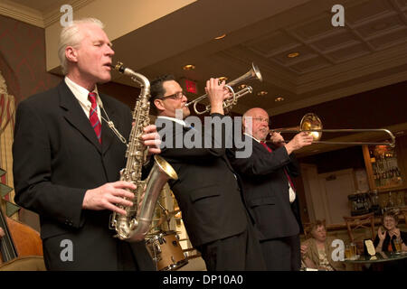 Apr 10, 2006; New Orleans, LA, USA; il Maryland Jazz Band di Colonia, Germania esegue presso il Royal Sonesta Hotel a New Orleans il apr. 10, 2006. La band, guidato dal trombonista, GERHARD 'Doggy' HUND (a destra), si sposta a New Orleans per eseguire con gli enti locali dei musicisti jazz in luoghi in tutta la città. Dopo l'uragano Katrina, la band terrà beneficienza in bar e pub intorno a Colonia per ra Foto Stock