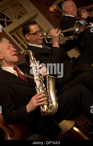 Apr 10, 2006; New Orleans, LA, USA; il Maryland Jazz Band di Colonia, Germania esegue presso il Royal Sonesta Hotel a New Orleans il apr. 10, 2006. La band, guidato dal trombonista, GERHARD 'Doggy' HUND (in alto a destra), si sposta a New Orleans per eseguire con gli enti locali dei musicisti jazz in luoghi in tutta la città. Dopo l'uragano Katrina, la band terrà beneficienza in bar e pub intorno a Colonia t Foto Stock