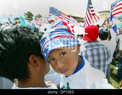 Apr 10, 2006; Lake Worth, FL, Stati Uniti d'America; Emilo Ramos tiene il suo figlio Juan Ramos 3 anni, al rally in Bryant Park, lunedì. Emilo è stata negli Stati Uniti per 9 anni vivono in West Palm Beach e sono il Guatemala. Credito: Foto di Bob Shanley/Palm Beach post/ZUMA premere. (©) Copyright 2006 da Palm Beach post Foto Stock